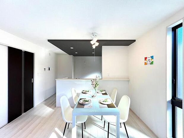 ご家族でゆったり食事が楽しめるダイニングスペースです。