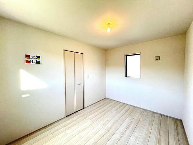 いつでもお部屋をスッキリお使い頂ける収納スペースを設置。