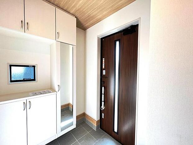 綺麗で明るい玄関でお客様をお迎えいただけます。