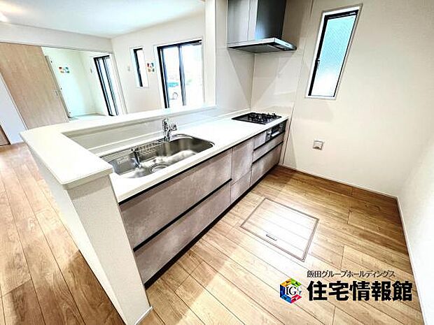 ご家族を見守りながら家事が捗る対面式キッチン。お料理をしながらご家族のサポートも可能です。