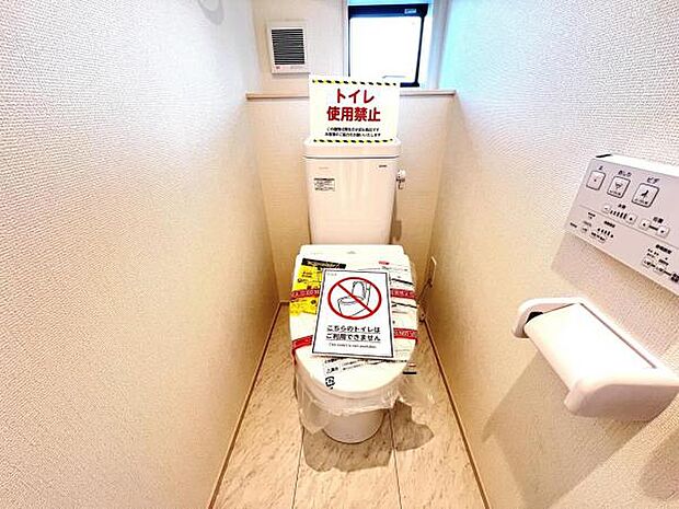 シャワー洗浄機能付のトイレは、清潔感が印象的な空間ですね。