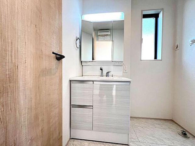 シャワー付き洗面化粧台です。手軽にシャンプーができ、お掃除もしやすいですね。