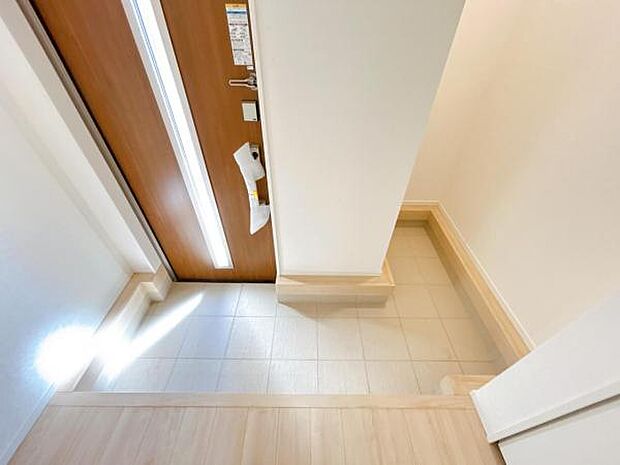 綺麗で明るい玄関でお客様をお迎えいただけます。