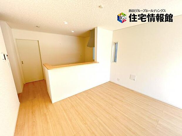 カウンターキッチン越しに会話も楽しめるダイニングキッチン。