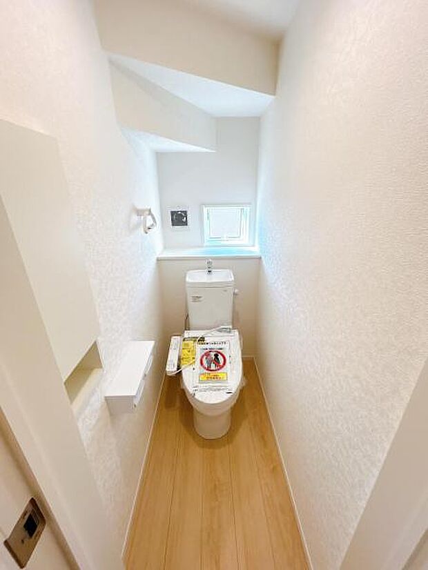 シャワー洗浄機能付のトイレは、清潔感が印象的な空間ですね。