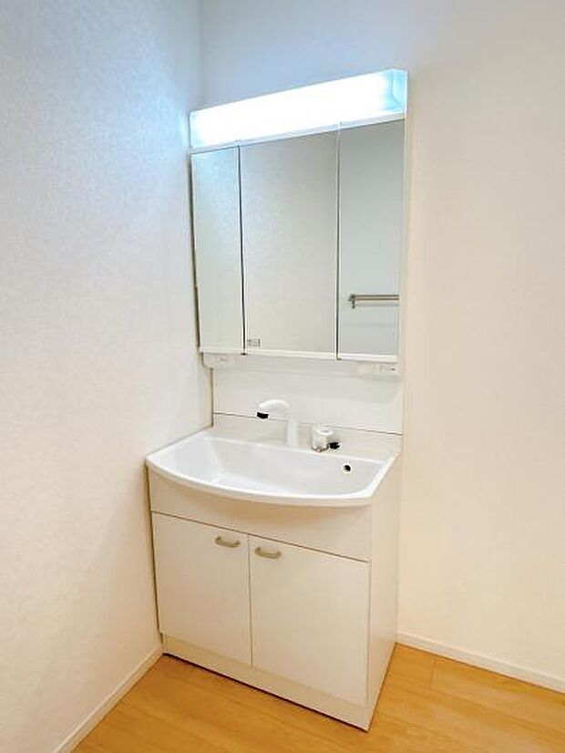 シャワー付き洗面化粧台です。手軽にシャンプーができ、お掃除もしやすいですね。