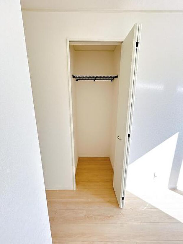 いつでもお部屋をスッキリお使い頂ける収納スペースを設置。