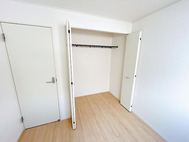 いつでもお部屋をスッキリお使い頂ける収納スペースを設置。