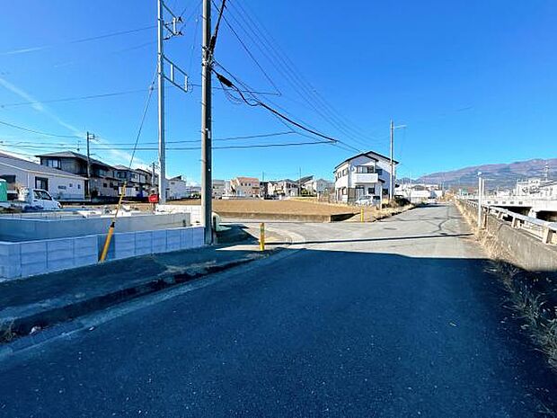 前面道路を含めた現地写真です。