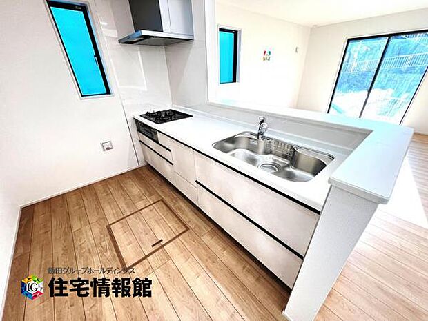 ご家族を見守りながら家事が捗る対面式キッチン。お料理をしながらご家族のサポートも可能です。