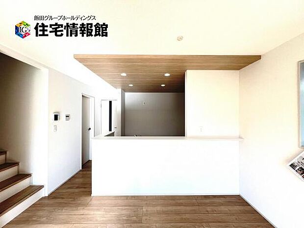 カウンターキッチン越しに会話も楽しめるダイニングキッチン。