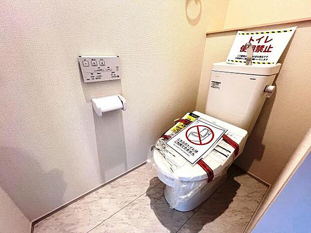 シャワー洗浄機能付のトイレは、清潔感が印象的な空間ですね。