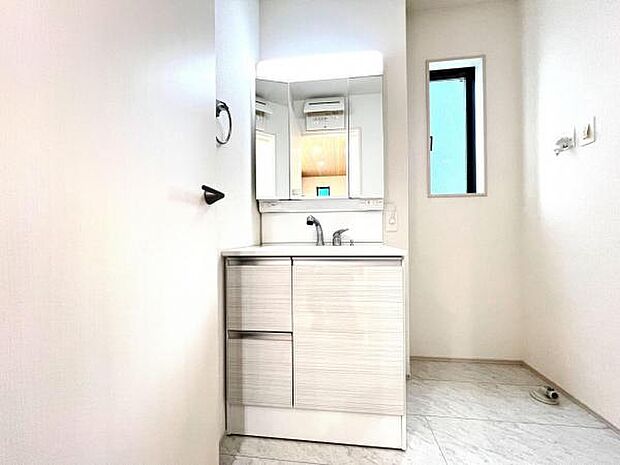 シャワー付き洗面化粧台です。手軽にシャンプーができ、お掃除もしやすいですね。