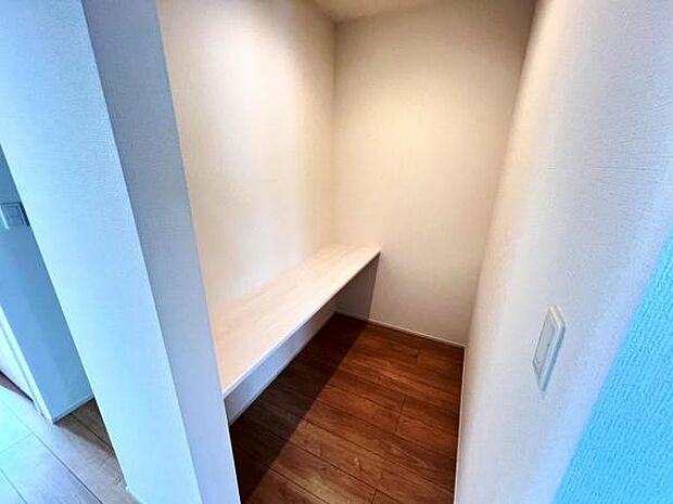 2階フロアのカウンタースペース、リモートワークや子供のスタディーカウンターとしても役立ちそうですね。