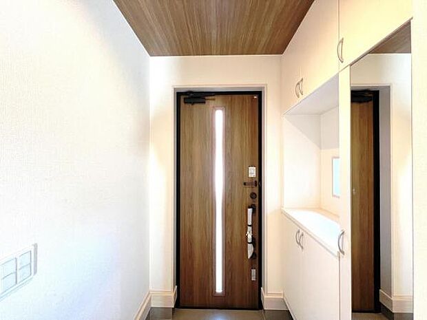 綺麗で明るい玄関でお客様をお迎えいただけます。