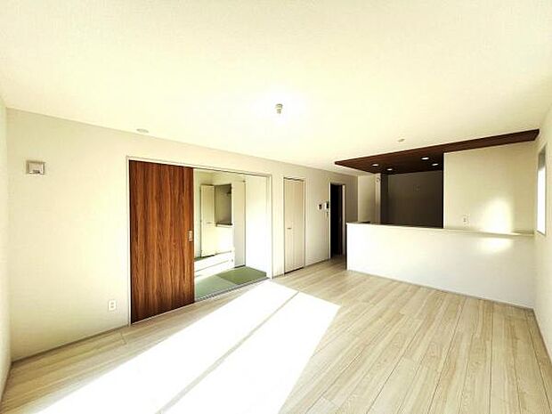 ご家族でゆったり食事が楽しめるダイニングスペースです。