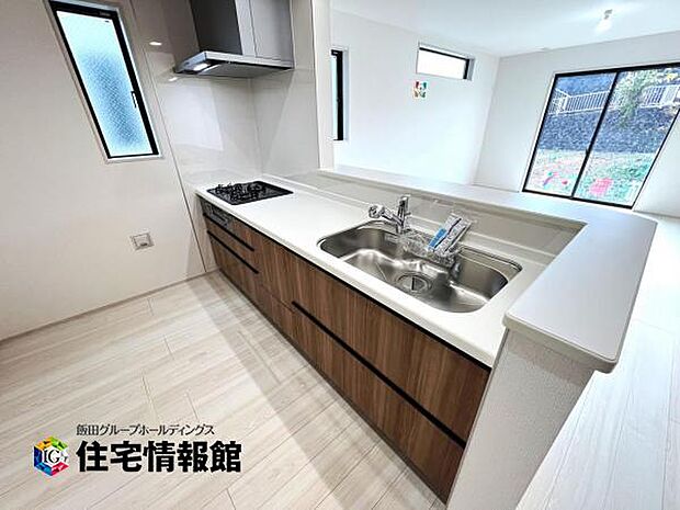 ご家族を見守りながら家事が捗る対面式キッチン。お料理をしながらご家族のサポートも可能です。