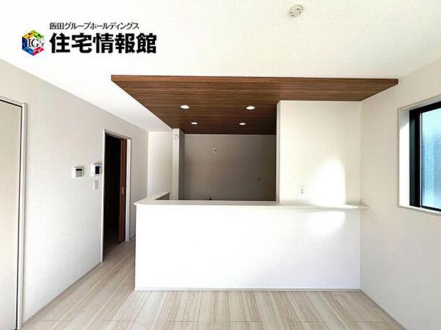 カウンターキッチン越しに会話も楽しめるダイニングキッチン。