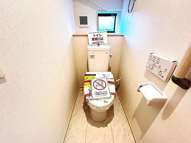 シャワー洗浄機能付のトイレは、清潔感が印象的な空間ですね。