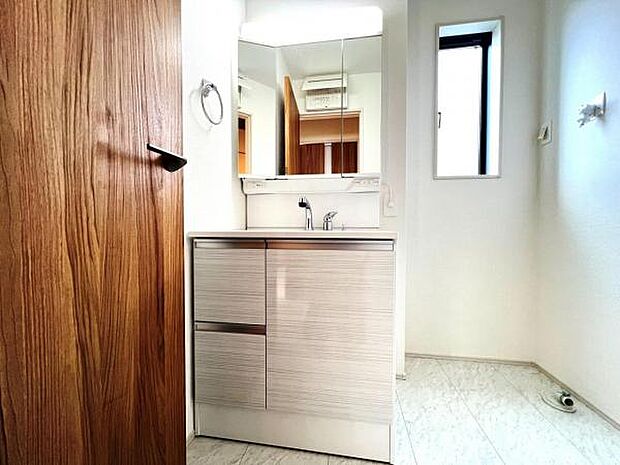 シャワー付き洗面化粧台です。手軽にシャンプーができ、お掃除もしやすいですね。