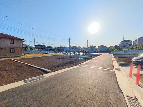 前面道路を含めた現地写真です。