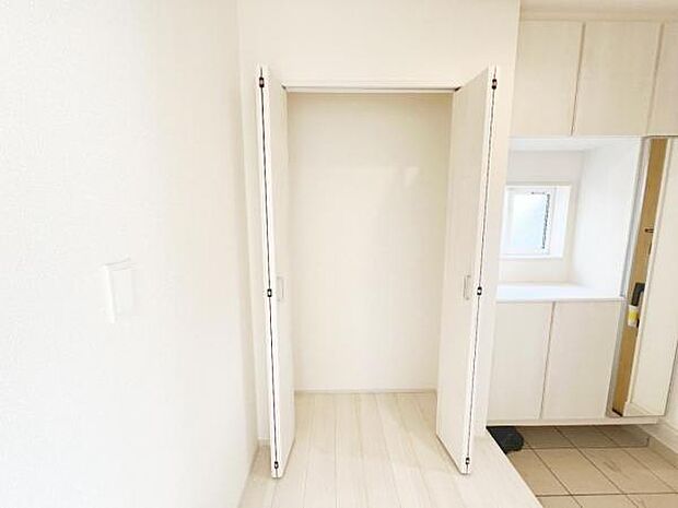 玄関クローゼットです、家族のコートやジャンパーなどの収納にも役立ちますね。