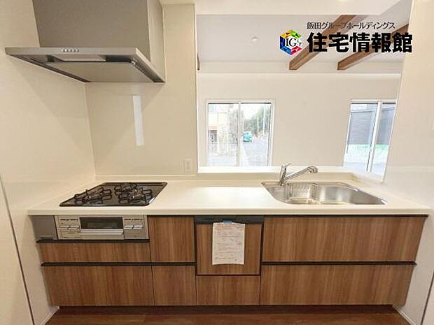 リビングが見渡せ、料理中も会話が弾む対面式キッチンです。