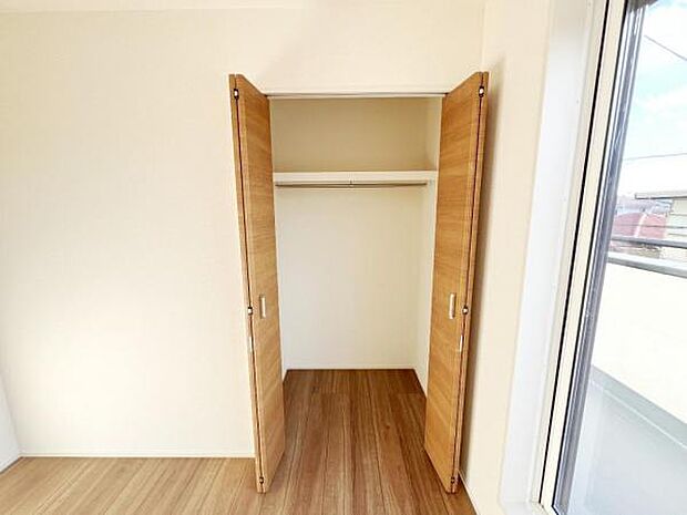 いつでもお部屋をスッキリお使い頂ける収納スペースを設置。