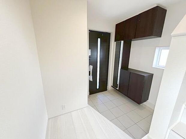 綺麗で明るい玄関でお客様をお迎えいただけます。