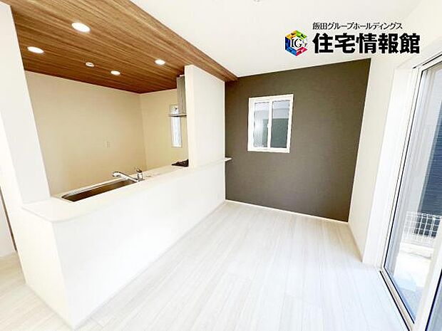 カウンターキッチン越しに会話も楽しめるダイニングキッチン。