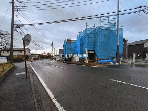 前面道路を含めた現地写真です。