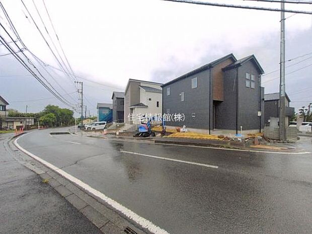 前面道路を含めた現地写真です。