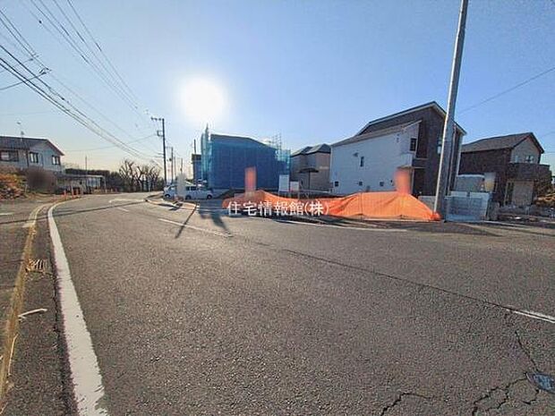 前面道路を含めた現地写真です。