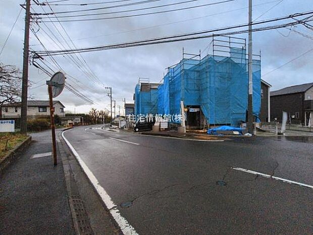 前面道路を含めた現地写真です。