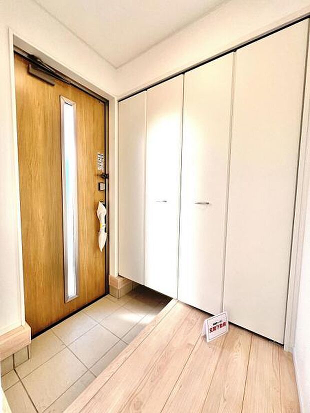 綺麗で明るい玄関でお客様をお迎えいただけます。