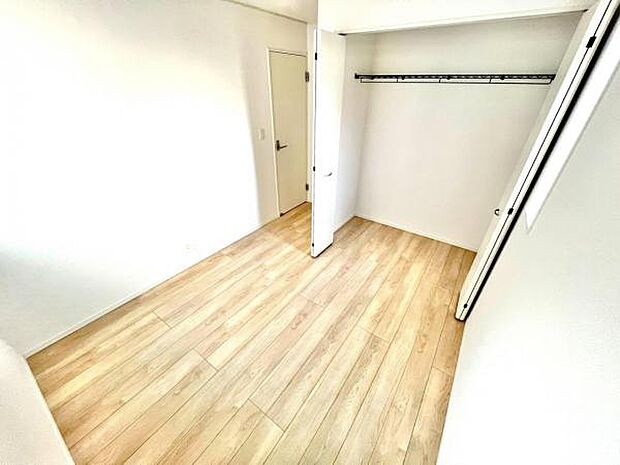 いつでもお部屋をスッキリお使い頂ける収納スペースを設置。