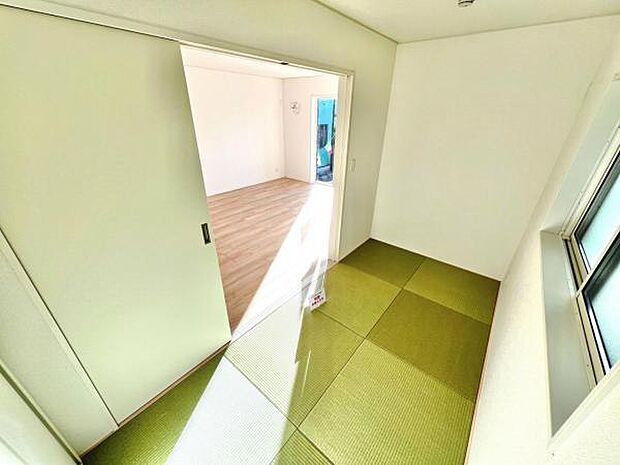 リビングと続き間の和室です。客間、晩酌、家族団らんなど色々使えますね。