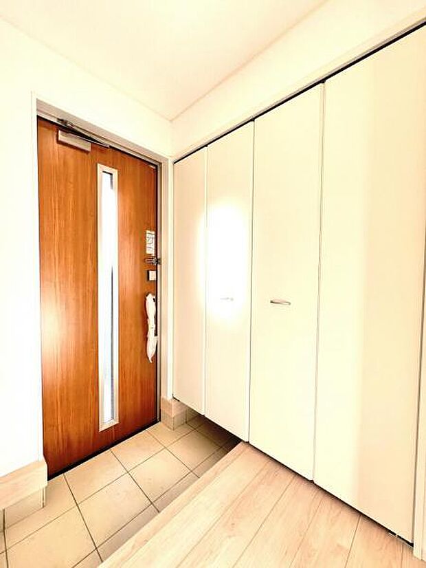 綺麗で明るい玄関でお客様をお迎えいただけます。