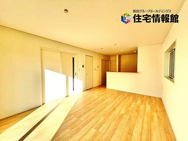 暖かな日差しが差し込むリビングダイニングです。