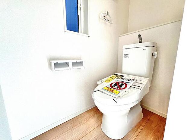 シャワー洗浄機能付のトイレは、清潔感が印象的な空間ですね。