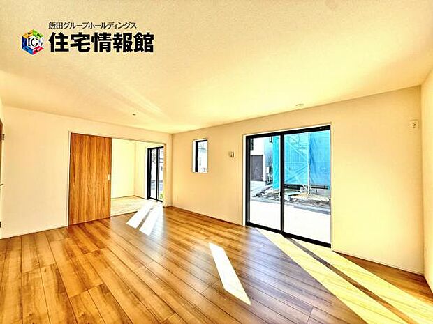 明るい日差しが入る風通しの良いリビングです。