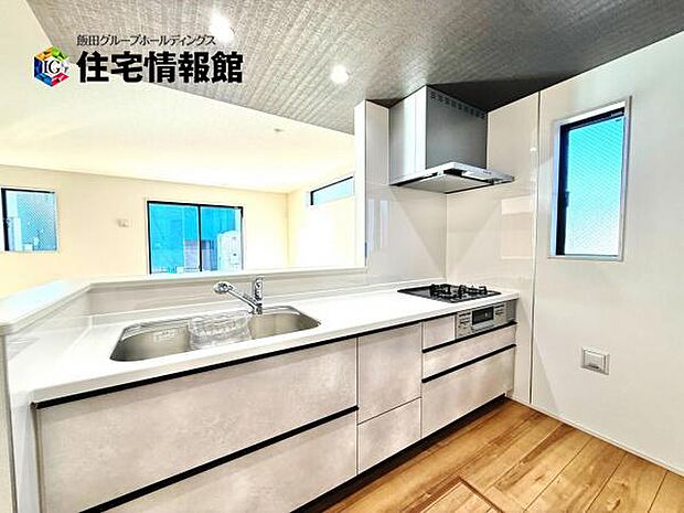 ご家族を見守りながら家事が捗る対面式キッチン。お料理をしながらご家族のサポートも可能です。