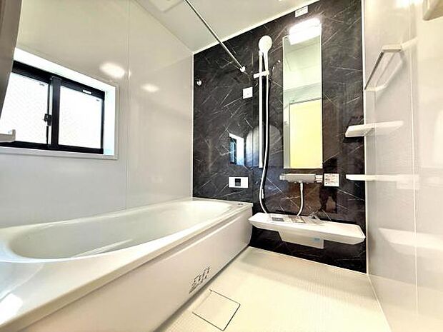 スタイリッシュな浴室で1日の疲れをゆったり癒されるのもいいですね。