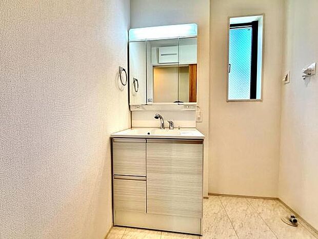 シャワー付き洗面化粧台です。手軽にシャンプーができ、お掃除もしやすいですね。