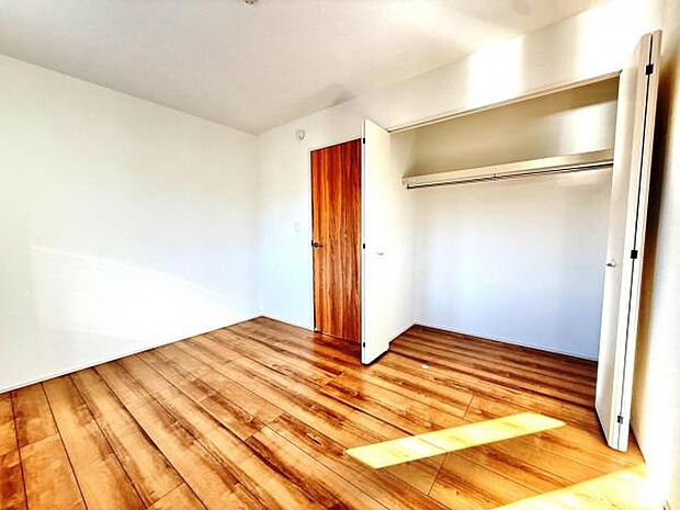 いつでもお部屋をスッキリお使い頂ける収納スペースを設置。