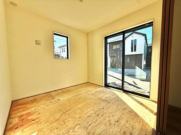 リビングと続き間の和室です。客間、晩酌、家族団らんなど色々使えますね。