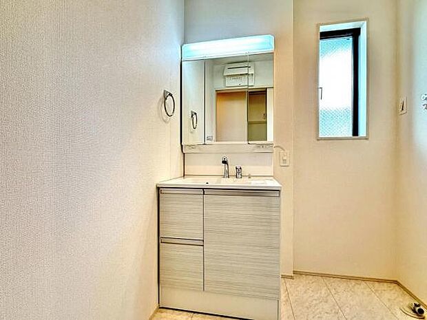 シャワー付き洗面化粧台です。手軽にシャンプーができ、お掃除もしやすいですね。