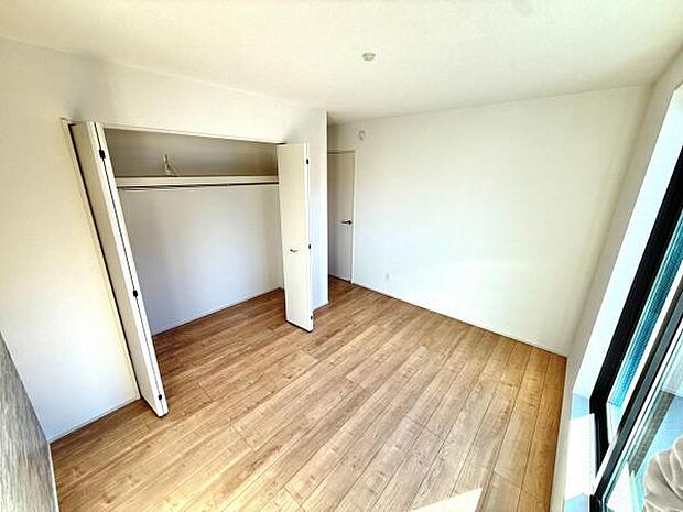 いつでもお部屋をスッキリお使い頂ける収納スペースを設置。