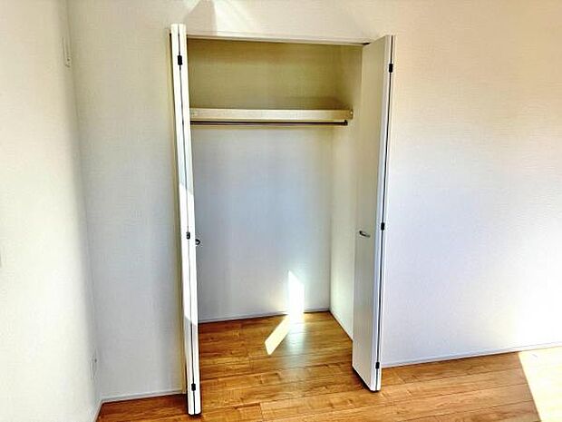 いつでもお部屋をスッキリお使い頂ける収納スペースを設置。