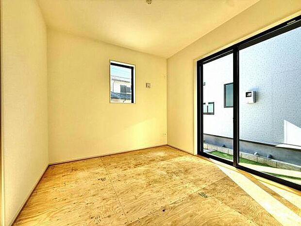 リビングと続き間の和室です。客間、晩酌、家族団らんなど色々使えますね。